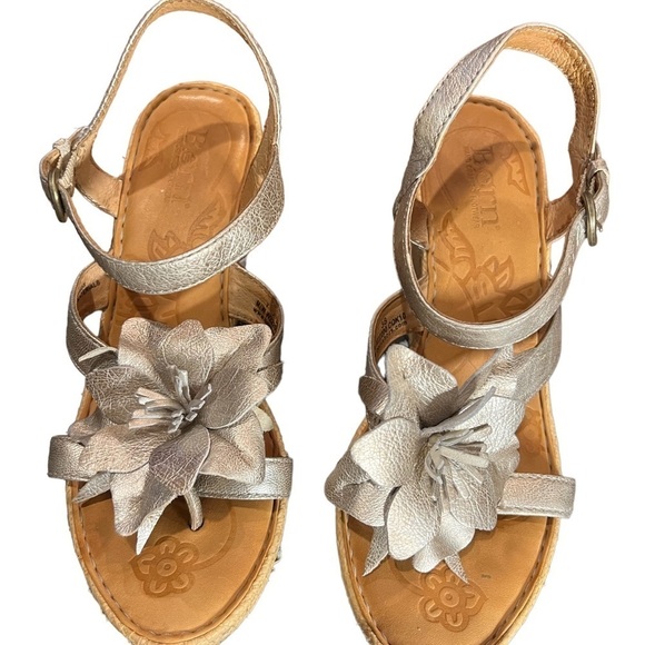 Born Wedge Sandals Women's Size 7 Silver Flower Metallic Platform Sandal - Picture 4 of 10